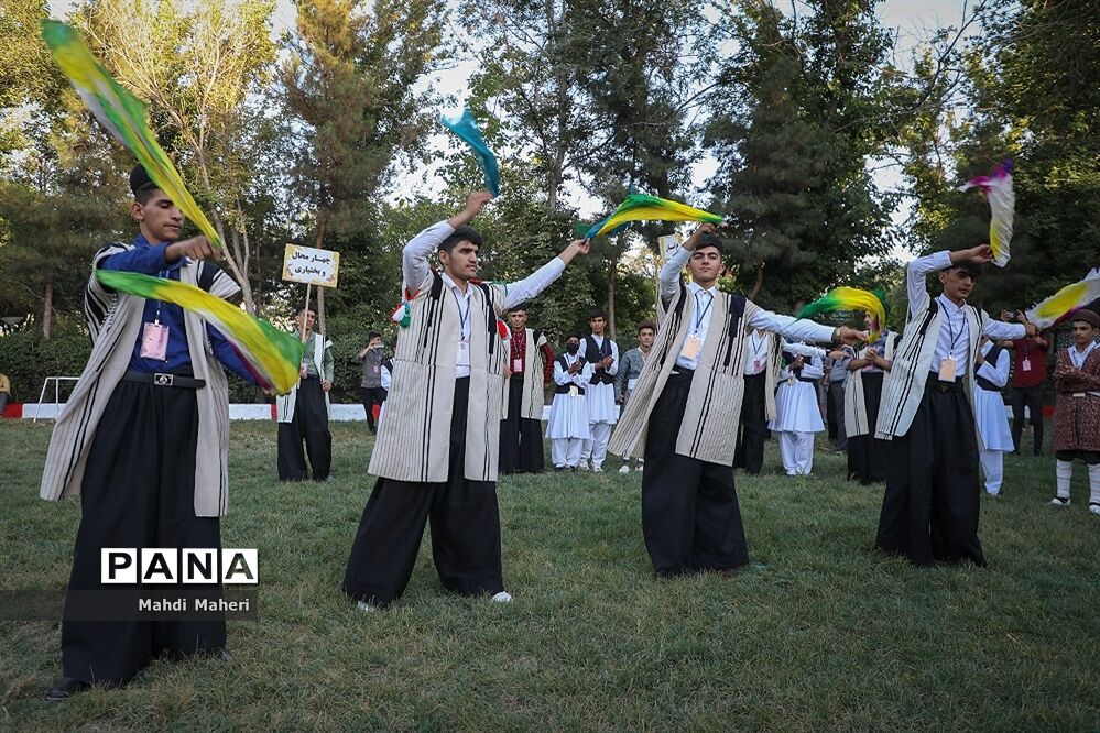 مراسم استقبال از دانش‌آموزان شرکت کننده در اردوی سراسری عشایر پسر در مشهد مقدس