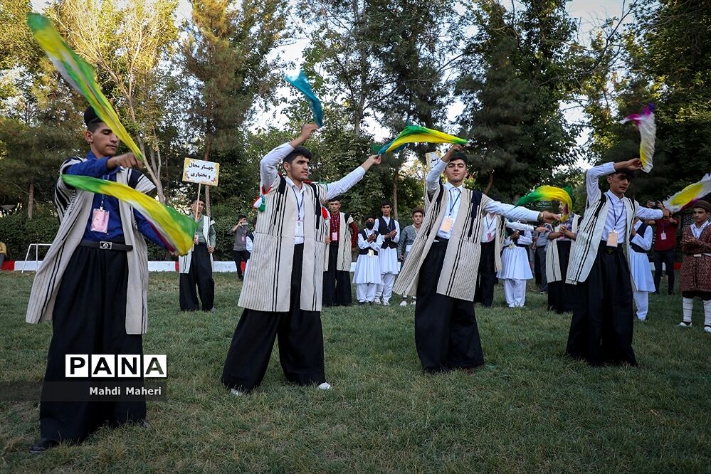 مراسم استقبال از دانش‌آموزان شرکت کننده در اردوی سراسری عشایر پسر در مشهد مقدس