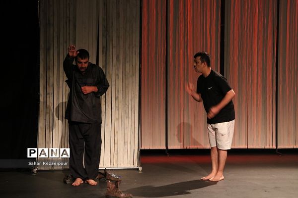 اجرای نمایش «برگشتن افتخارآمیز مردان جنگی» در پردیس تئاتر شهرزاد