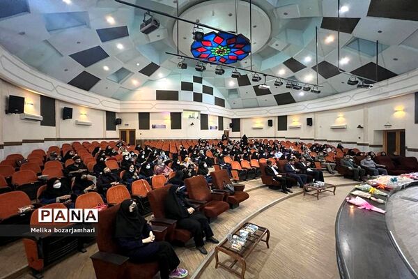 مراسم تجلیل از برترین‌های آموزشی و پرورشی دبیرستان ام‌ابیها شهرستان بوشهر