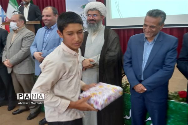 تجلیل از تولیدکنندگان بخش کشاورزی کاشمر و کوهسرخ