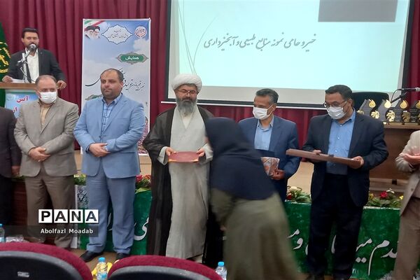 تجلیل از تولیدکنندگان بخش کشاورزی کاشمر و کوهسرخ
