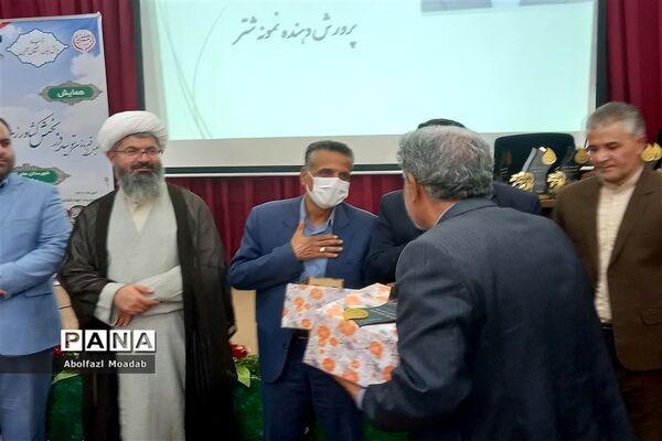تجلیل از تولیدکنندگان بخش کشاورزی کاشمر و کوهسرخ