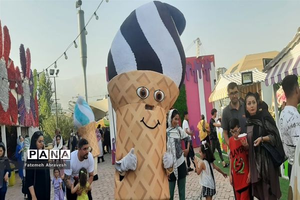 برگزاری جشنواره بستنی و شاه توت در بوستان آب و آتش