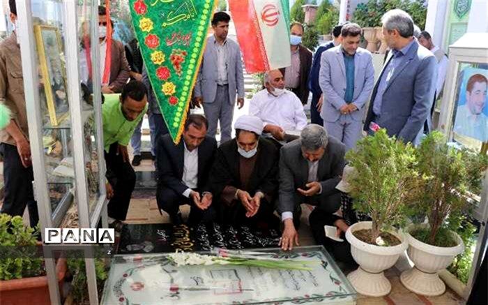 ادای احترام معاون پرورشی و فرهنگی وزیر آموزش و پرورش ‌‌به مقام شهید سلیمانی
