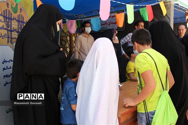 شادمانی دانش‌آموزان پیشتاز سازمان دانش‌آموزی در عید امامت و ولایت در حرم مطهر شاهچراغ (ع)