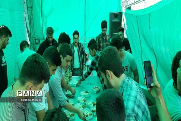 پخش 2500 غذا به مهمانان حضرت علی (ع) در شهرستان قرچک