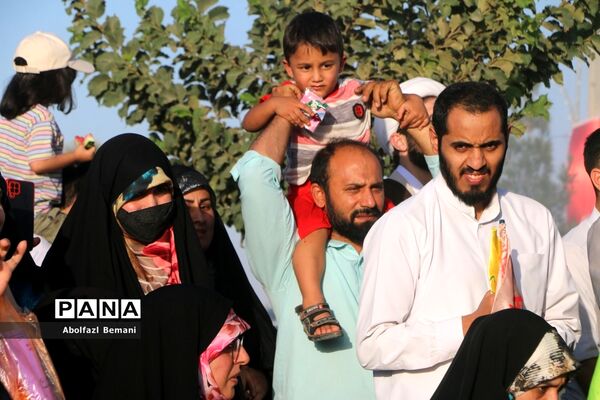 جلوه‌های آیین پیاده‌روی مردم قم در روز عید غدیر