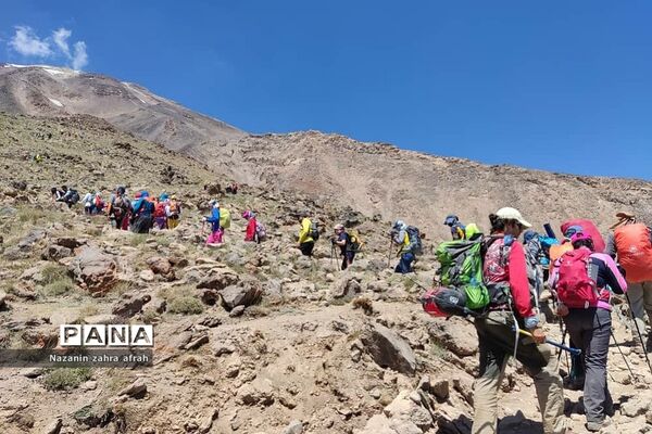 صعود خبرنگار پانای رودهن، به بام ایران