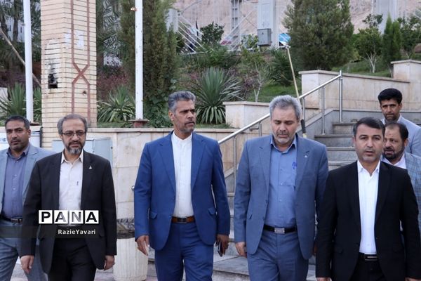 ادای احترام مدیرکل آموزش و پرورش استان به مقام سردار قاسم سلیمانی