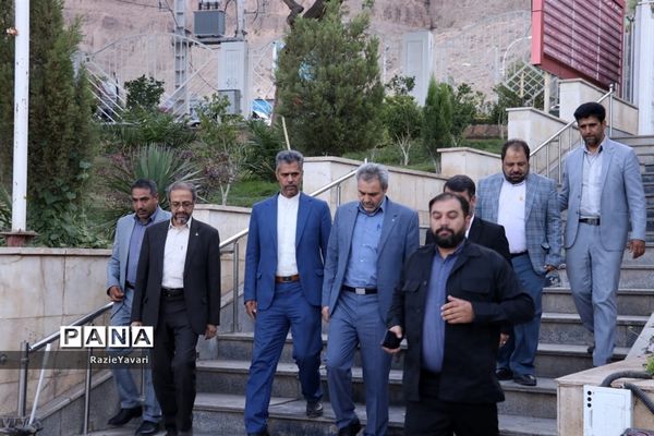 ادای احترام مدیرکل آموزش و پرورش استان به مقام سردار قاسم سلیمانی