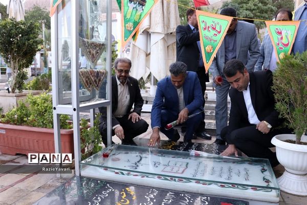 ادای احترام مدیرکل آموزش و پرورش استان به مقام سردار قاسم سلیمانی