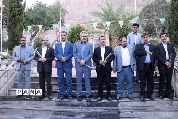 ادای احترام مدیرکل آموزش و پرورش استان به مقام سردار قاسم سلیمانی