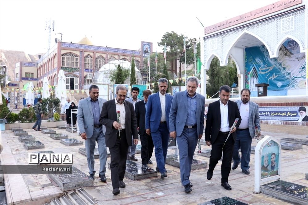 ادای احترام مدیرکل آموزش و پرورش استان به مقام سردار قاسم سلیمانی