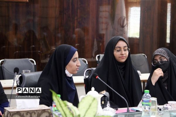 نشست هم‌اندیشی دانش‌آموزان تراز انقلاب اسلامی استان بوشهر