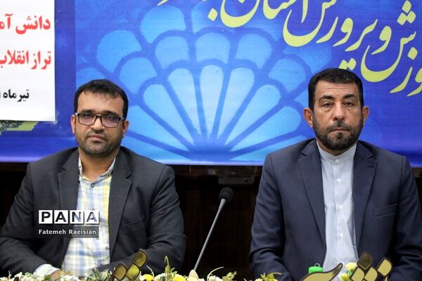 نشست هم‌اندیشی دانش‌آموزان تراز انقلاب اسلامی استان بوشهر