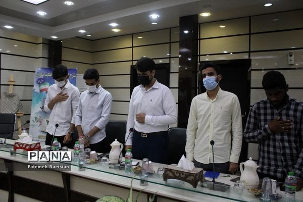 نشست هم‌اندیشی دانش‌آموزان تراز انقلاب اسلامی استان بوشهر