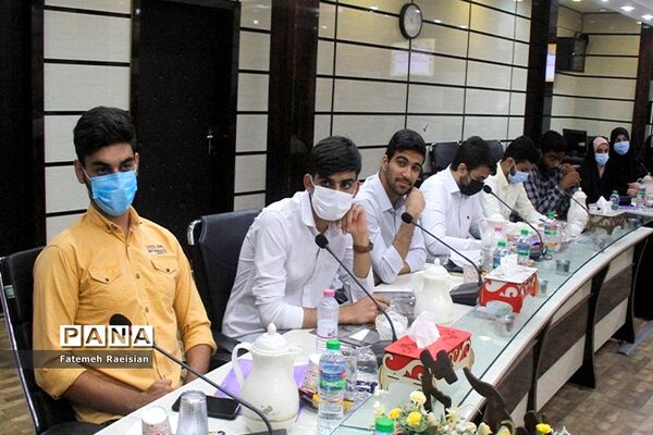 نشست هم‌اندیشی دانش‌آموزان تراز انقلاب اسلامی استان بوشهر