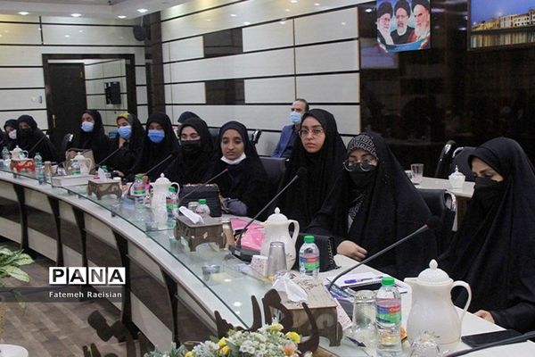 نشست هم‌اندیشی دانش‌آموزان تراز انقلاب اسلامی استان بوشهر