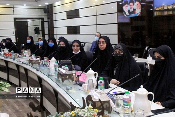 نشست هم‌اندیشی دانش‌آموزان تراز انقلاب اسلامی استان بوشهر