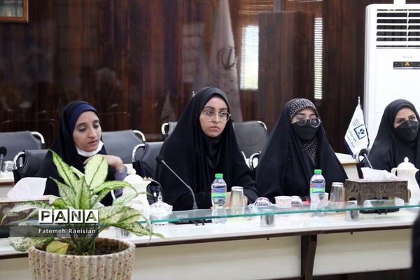 نشست هم‌اندیشی دانش‌آموزان تراز انقلاب اسلامی استان بوشهر