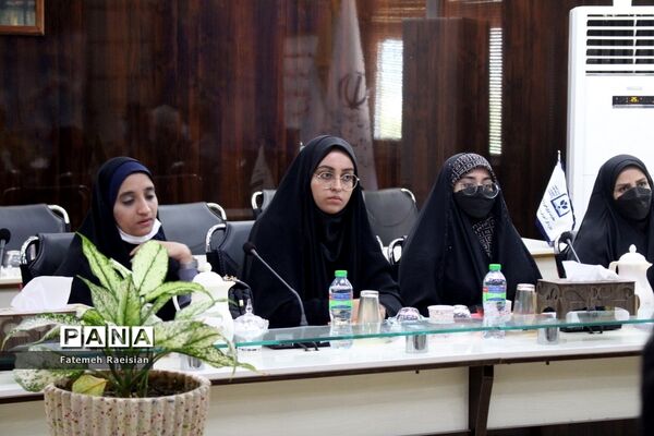 نشست هم‌اندیشی دانش‌آموزان تراز انقلاب اسلامی استان بوشهر