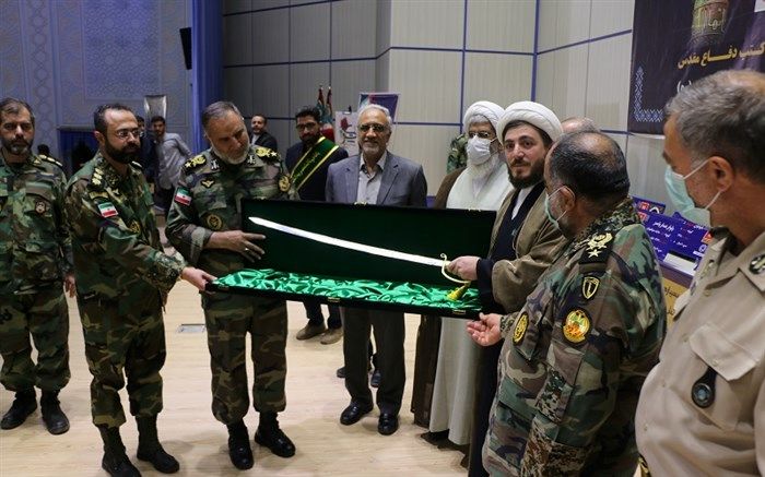 اهدا شمشیر قاجاری نزاجا به موزه آستان مقدس حضرت معصومه(س)