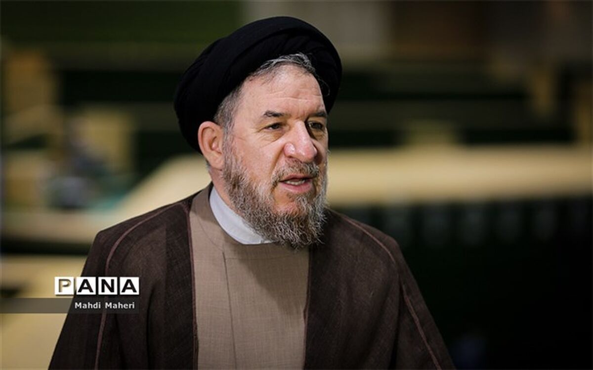 معلم باید بدون دغدغه مالی به تعلیم و تربیت نسل آینده بپردازد