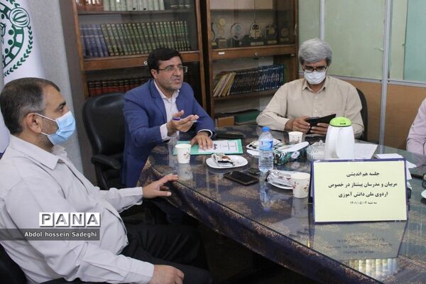جلسه هم‌اندیشی مربیان و مدرسان پیشتاز سازمان دانش‌آموزی استان بوشهر