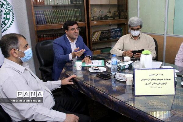 جلسه هم‌اندیشی مربیان و مدرسان پیشتاز سازمان دانش‌آموزی استان بوشهر