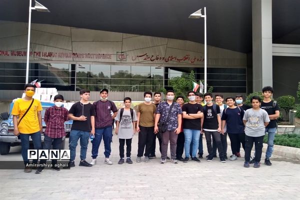 بازدید دانش‌آموزان منطقه ۱۳ در سالروز عملیات افتخار آفرین مرصاد از موزه ملی دفاع مقدس