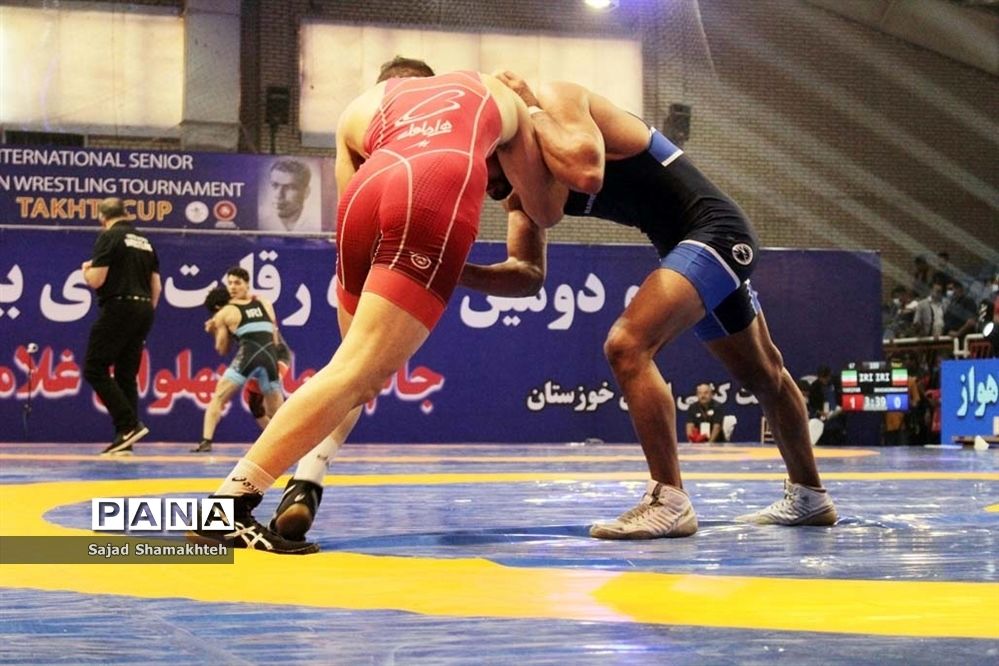 نوجوانان ایرانی بر بام کشتی فرنگی  جهان