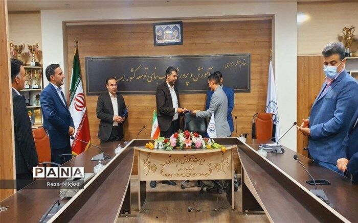 آیین تکریم و معارفه مدیر آموزش و پرورش ناحیه یک بهارستان برگزار شد
