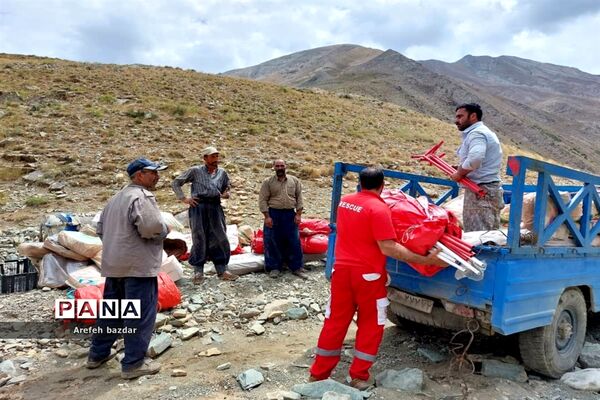 امداد رسانی نیروهای هلال احمر بلده به عشایر سیل زده منطقه