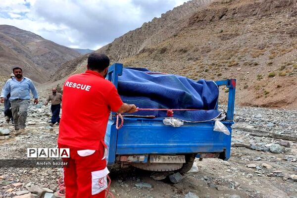امداد رسانی نیروهای هلال احمر بلده به عشایر سیل زده منطقه