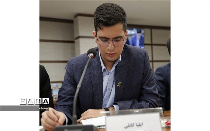 نقش مدارس  در قدرت و افول جوامع انسانی بسیار مهم  است