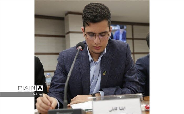 نقش مدارس  در قدرت و افول جوامع انسانی بسیار مهم  است