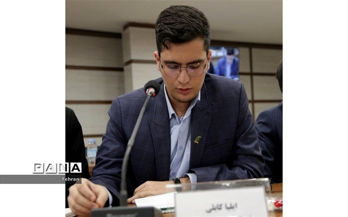نقش مدارس  در قدرت و افول جوامع انسانی بسیار مهم  است