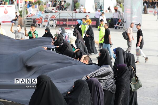 اهتزاز ابر پرچم متبرک شده در میدان امام حسین