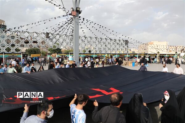 اهتزاز ابر پرچم متبرک شده در میدان امام حسین