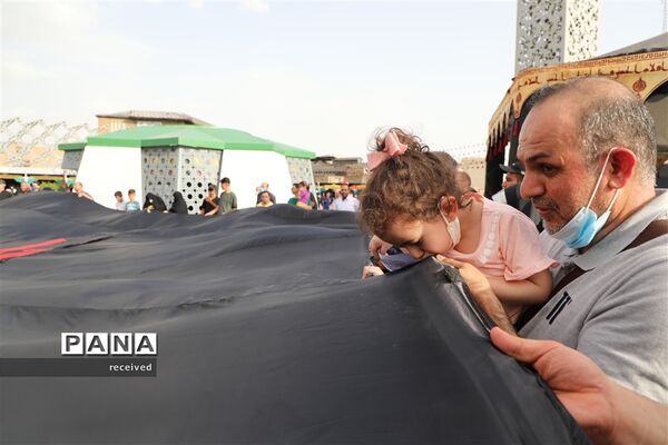 اهتزاز ابر پرچم متبرک شده در میدان امام حسین