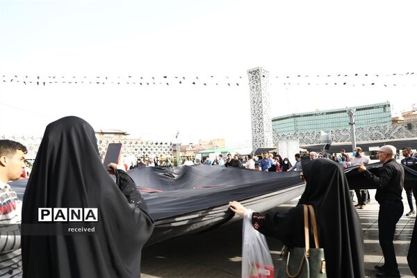 اهتزاز ابر پرچم متبرک شده در میدان امام حسین