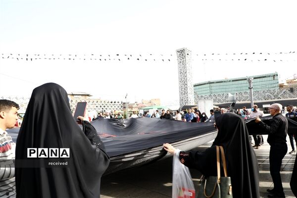 اهتزاز ابر پرچم متبرک شده در میدان امام حسین
