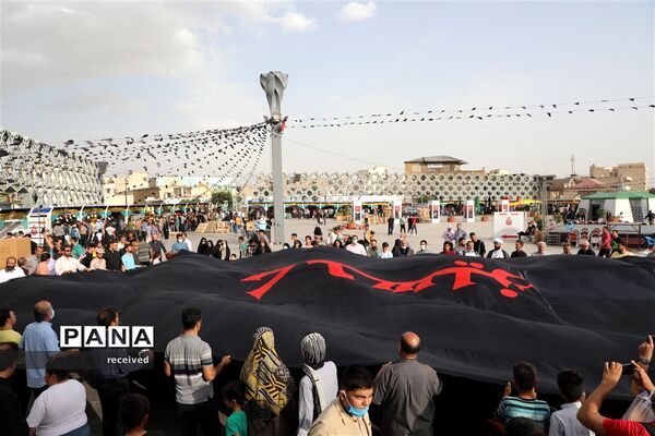 اهتزاز ابر پرچم متبرک شده در میدان امام حسین