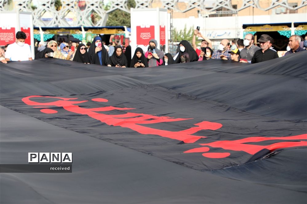 اهتزاز ابر پرچم متبرک شده در میدان امام حسین