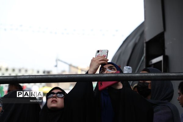 اهتزاز ابر پرچم متبرک شده در میدان امام حسین