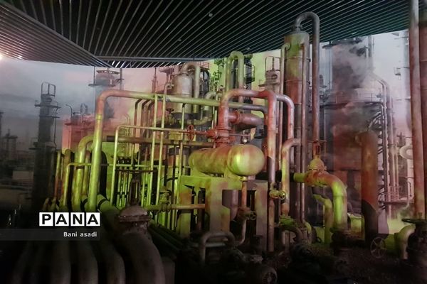 بازدید دانش‌آموزان دختر منطقه ۱۳  از موزه ملی دفاع مقدس