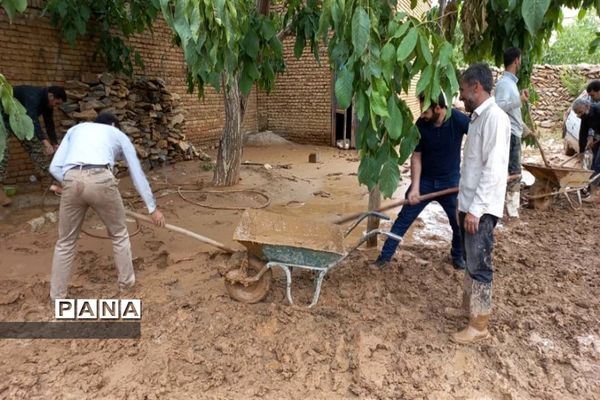 امدادرسانی فرهنگیان شهرستان‌های بن و سامان به سیل زدگان بارده