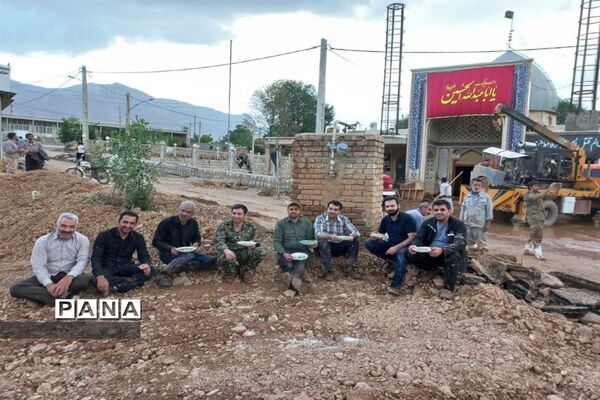 امدادرسانی فرهنگیان شهرستان‌های بن و سامان به سیل زدگان بارده