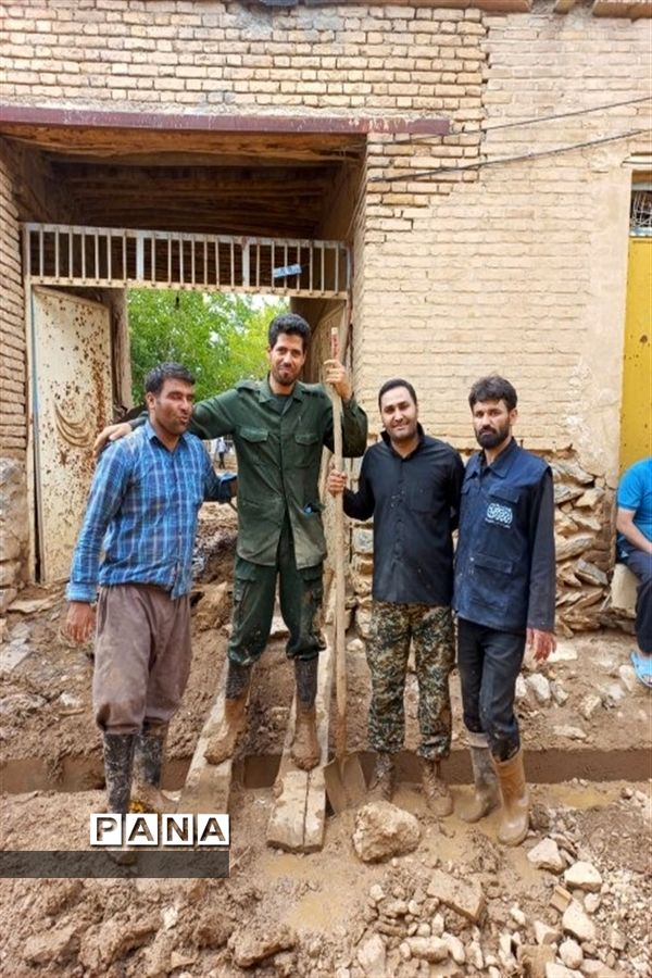 امدادرسانی فرهنگیان شهرستان‌های بن و سامان به سیل زدگان بارده